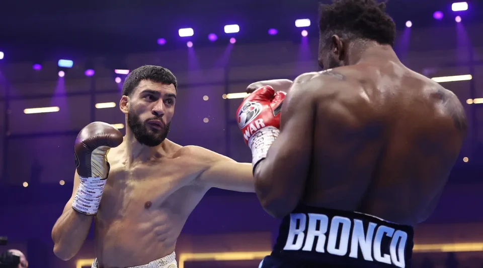 Carlos Adames retains world title with controversial Hamzah Sheeraz draw